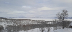 Paysage enneigé derrière la station d'Abisko